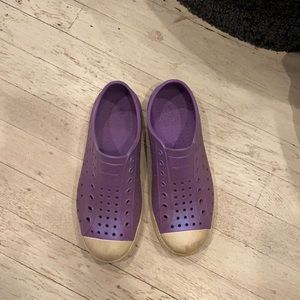 Native Jefferson purple perforated sparkle water/shoes sneakers size 3. …
